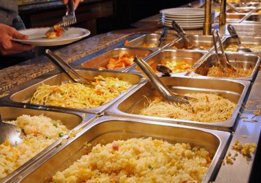 Self-servis restoran kantinde yemek tepsisi