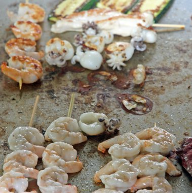 Balık ve et meyve şişleri