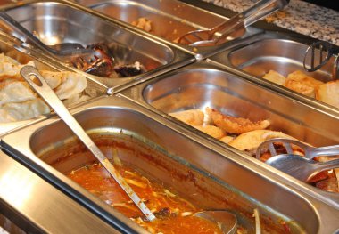 Self-servis restoran kantinde yemek tepsisi