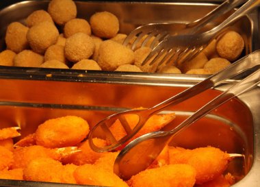 bir restoranda pençeleri uzaklaştır yengeç kızarmış