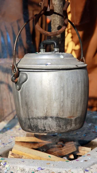 Bandeja de aluminio sobre el fuego — Foto de Stock