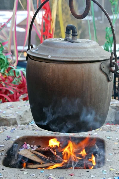 Pfanne über dem Feuer während einer Party im Freien — Stockfoto