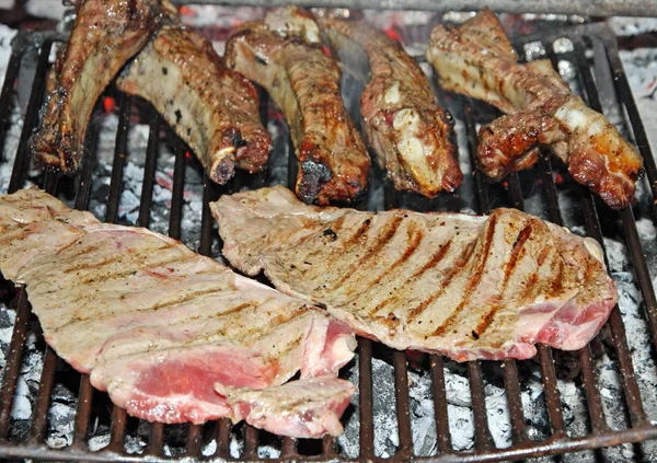 点一份牛排和猪排烹熟的烤的猪肉 — 图库照片
