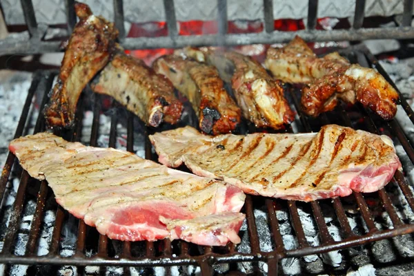 Rindersteaks und Koteletts gekocht gegrilltes Schweinefleisch — Stockfoto