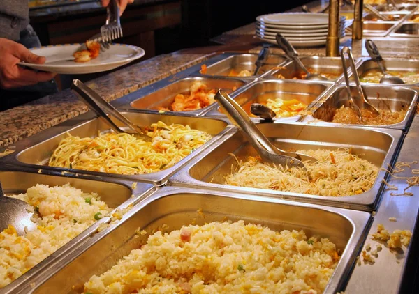 Bandejas com comida na cantina do restaurante self-service — Fotografia de Stock