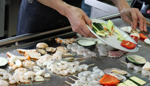 Chef chinês enquanto assa peixe — Fotografia de Stock