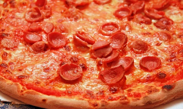 Pizza gebakken op houtgestookte oven — Stockfoto