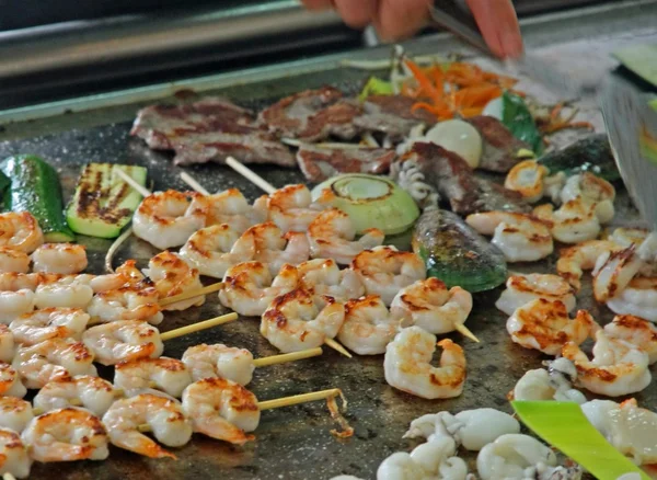 Fischgarnelen und Gemüsespieße aus Fleisch — Stockfoto