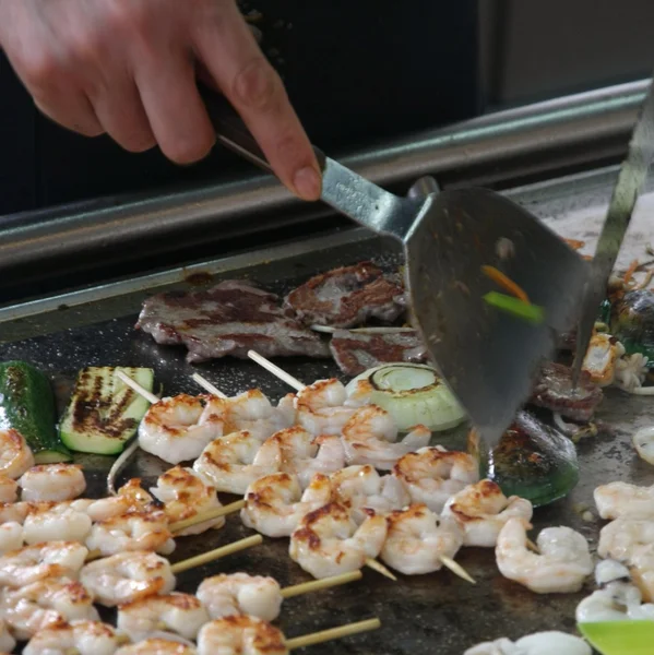 Fischgarnelen und Gemüsespieße aus gekochtem Fleisch — Stockfoto