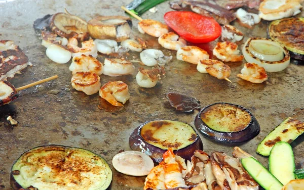 Camarão de peixe e espetos vegetais de carne cozidos numa grelha — Fotografia de Stock