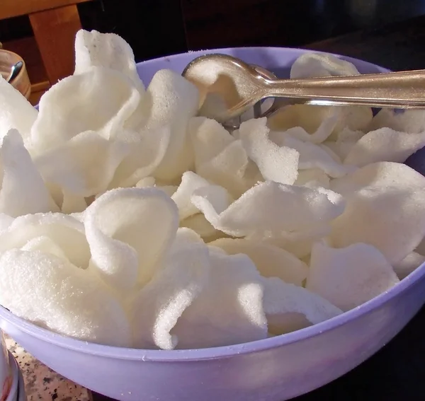 Frito llamado nubes de camarones vendidos en restaurante chino —  Fotos de Stock