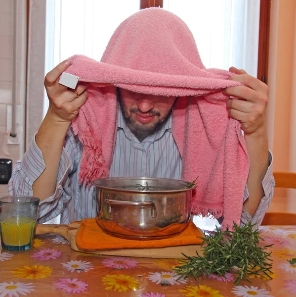Homme avec serviette respirer vapeurs de baume pour traiter les rhumes — Photo