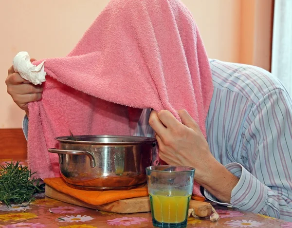 Homem com toalha respirar vapores de bálsamo para tratar resfriados e gripe — Fotografia de Stock