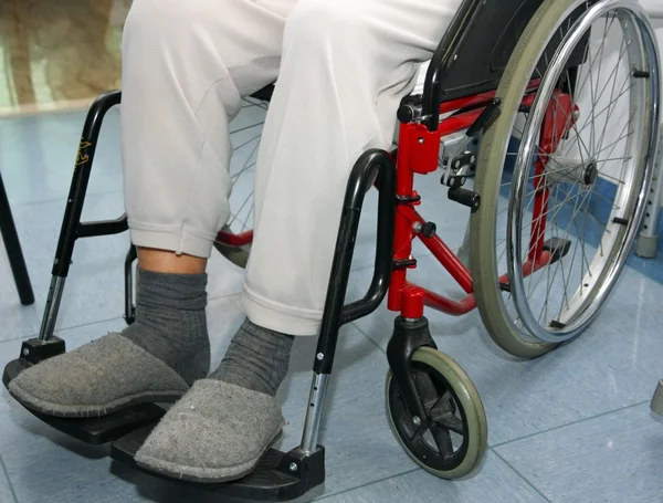 Adam tekerlekli sandalye üzerinde bacak sorunları ile — Stok fotoğraf