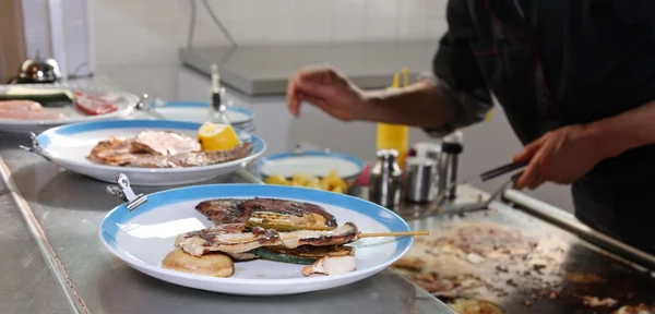 Cozinha restaurante durante a preparação de pratos vegetais — Fotografia de Stock