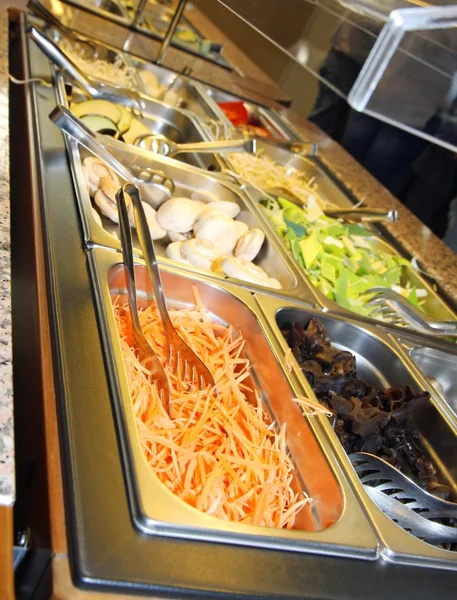 Bandeja de servir con zanahoria, setas en el restaurante asiático —  Fotos de Stock