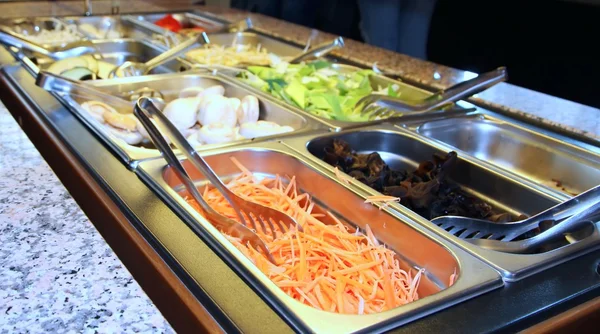 Bandeja de servir con verduras en el restaurante durante la pausa — Foto de Stock