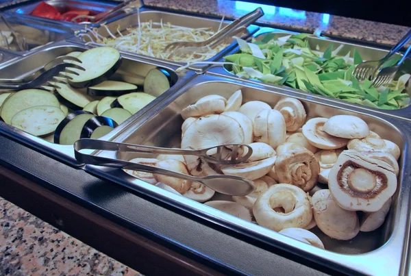 Стол с блюдами из баклажанов и грибов — стоковое фото