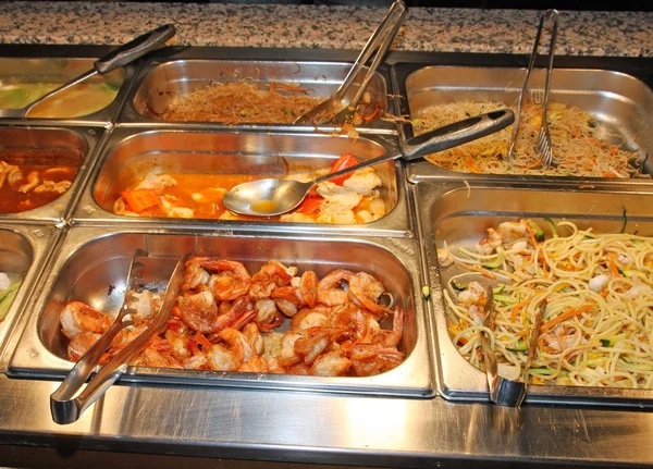 Еда в китайском ресторане самообслуживания — стоковое фото