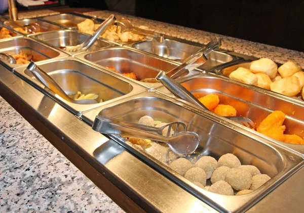 Bandejas con comida en la cantina del restaurante de autoservicio —  Fotos de Stock