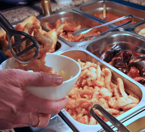 Bandejas con comida en la cantina del restaurante de autoservicio — Foto de Stock