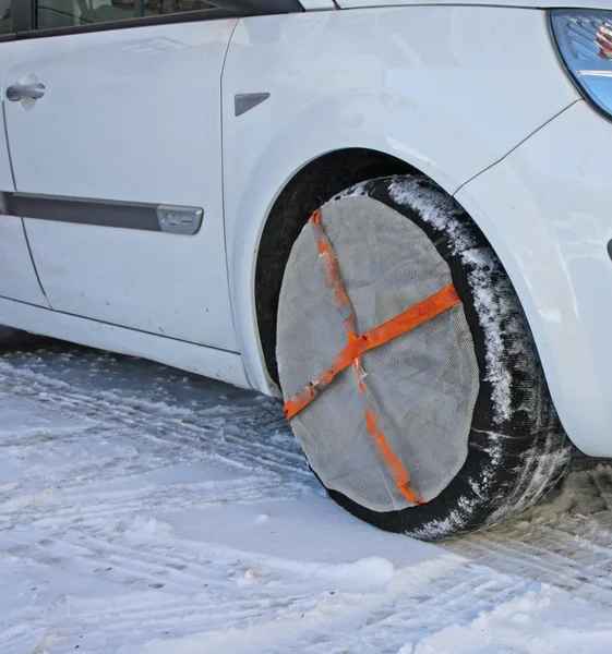 Pneumatiky auta místo ponožek sněhové řetězy — Stock fotografie