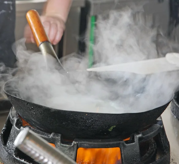 Wok voller Dampf beim Kochen von Gemüse — Stockfoto