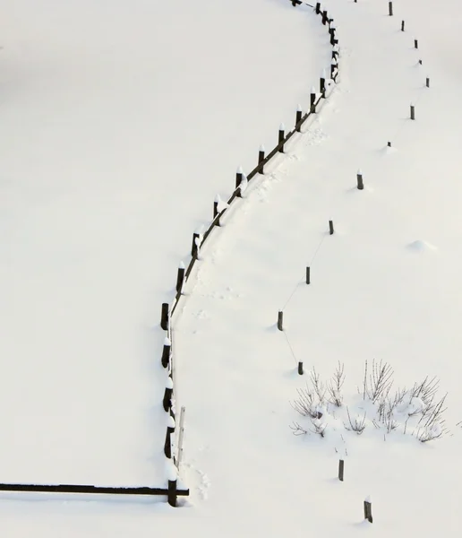 Wooden fence contrasts in fresh meadow cold white snow — Stock Photo, Image