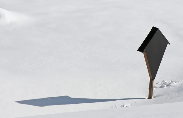 Capitelli di legno e l'ombra — Foto Stock