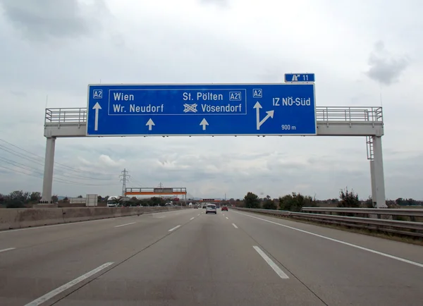 Schild auf der Autobahn bei Wien in Österreich — Stockfoto