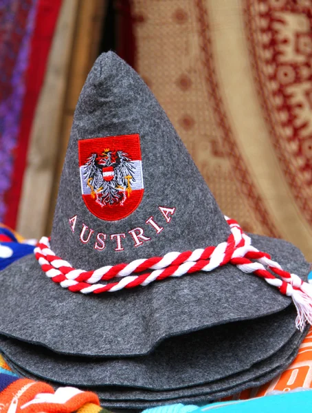 Sombrero de fieltro con la bandera austriaca —  Fotos de Stock