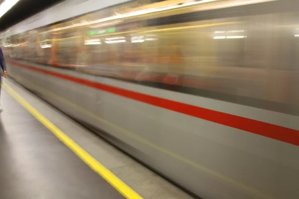 Trem do metrô subterrâneo rápido — Stockfoto