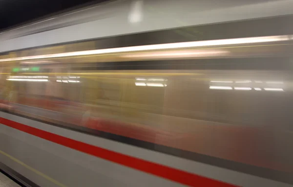 Γρήγορα υπόγεια μετρό τρένο ενώ hurtling γρήγορα — Φωτογραφία Αρχείου