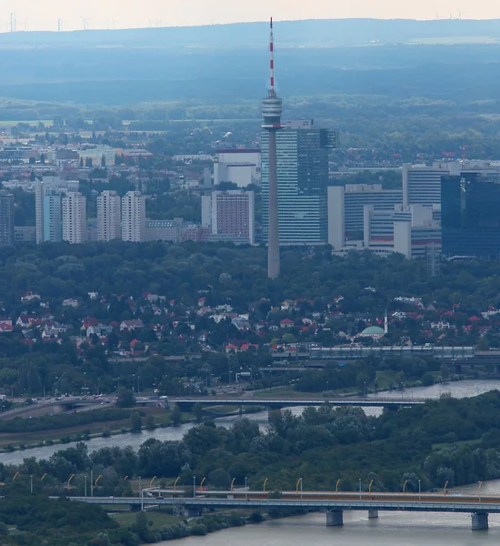 Wienpanorama mit der Donau und dem hohen Turm — Stockfoto