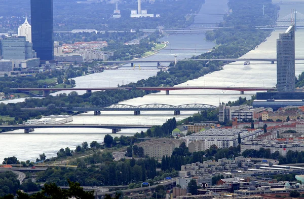 Bruggen over de brede rivier de Donau in Wenen Oostenrijk — Stockfoto