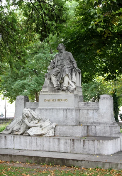 위대한 음악가의 아름 다운 기념 동상 브람스 — 스톡 사진