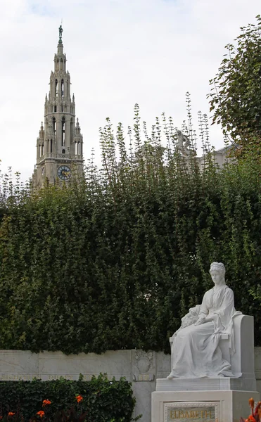 辉煌纪念碑思思皇后在维也纳与市政厅塔 — 图库照片