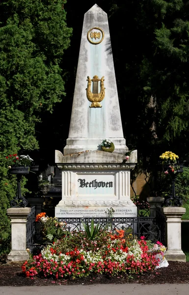 BEETHOVEN's grave in the cemetery of the musicians in VIENNA Aus — Stock Photo, Image