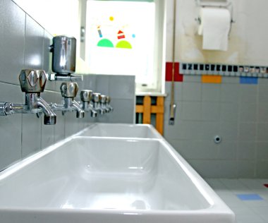 bir kreş tuvaletleri çok düşük musluklar