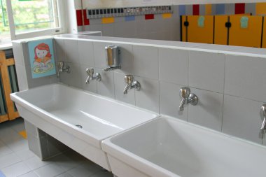 lavabo ve bir kreş tuvaletleri içinde düşük musluklar lavabo