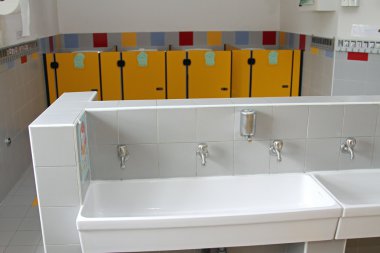 bir kreş tuvaletleri içinde çok düşük musluklar lavabo