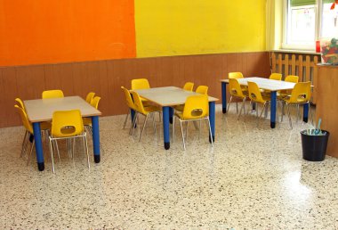 sınıf masa ve küçük bekleme salonunda anaokulu