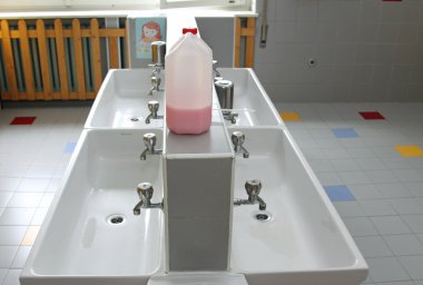 lavabo ve bir nurs tuvaletler içinde çok düşük musluklar lavabo