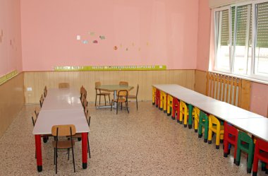 masa ve sandalye Okul kantininde yemek salonunda bir 