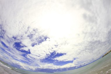 gökyüzünün bulutları tam ile mavi deniz manzaralarına