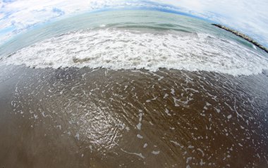 Balık gözü lens ile ufukta bulutlar ile deniz plaj