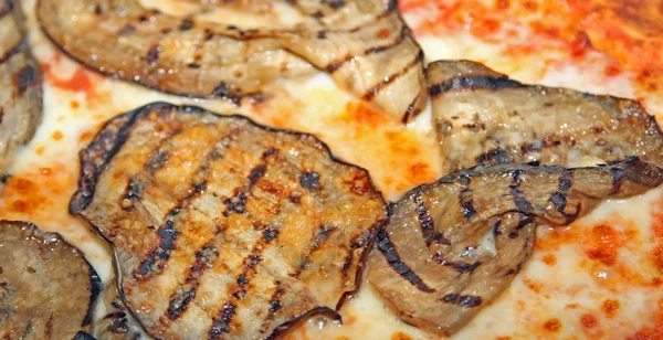 Pizzę na opalanym drewnem z grilla oberżyny — Zdjęcie stockowe