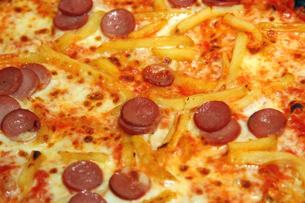 Lekkere Pizza gekookt op een houtgestookte oven met chips en wurstel — Stockfoto