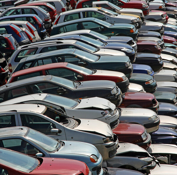 разрушенные и поврежденные автомобили при сносе
