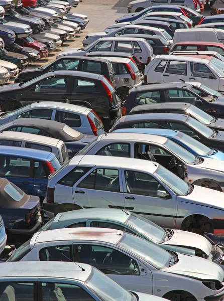 Coches destruidos y dañados en la demolición de automóviles —  Fotos de Stock